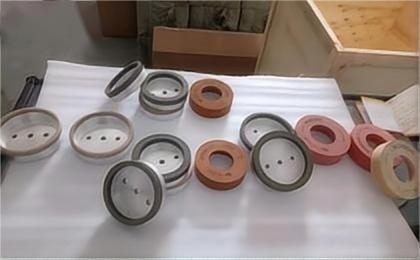 What grinding wheels are used on glass bilateral machine？