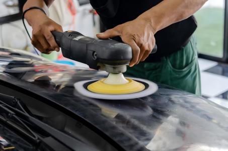 Polishing the surface of the car body with a grinding wheel